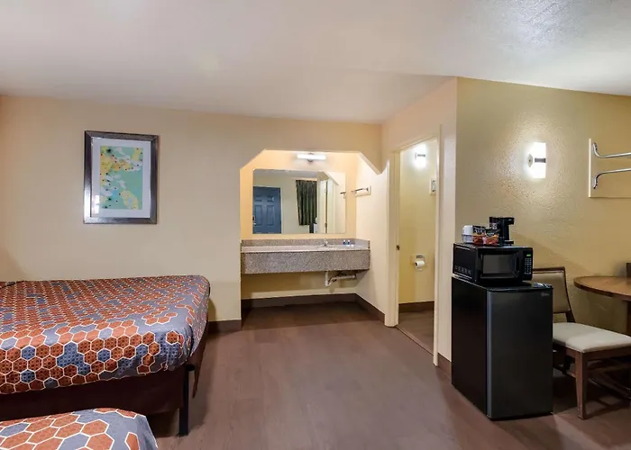 Rodeway Inn & Suites East