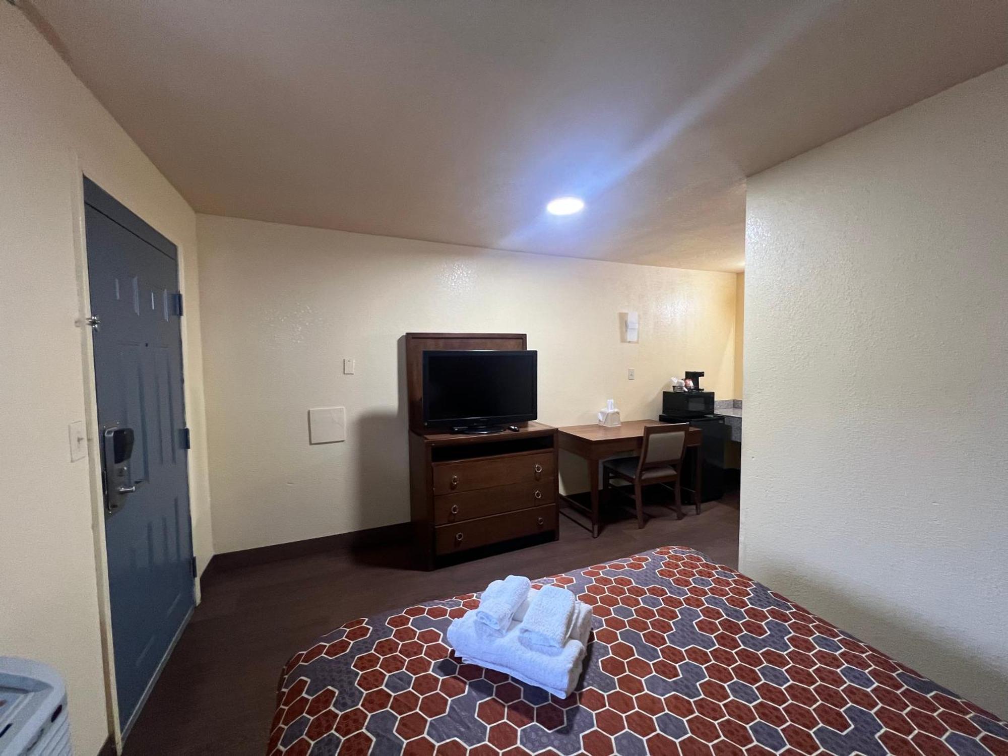 Rodeway & East Hotel