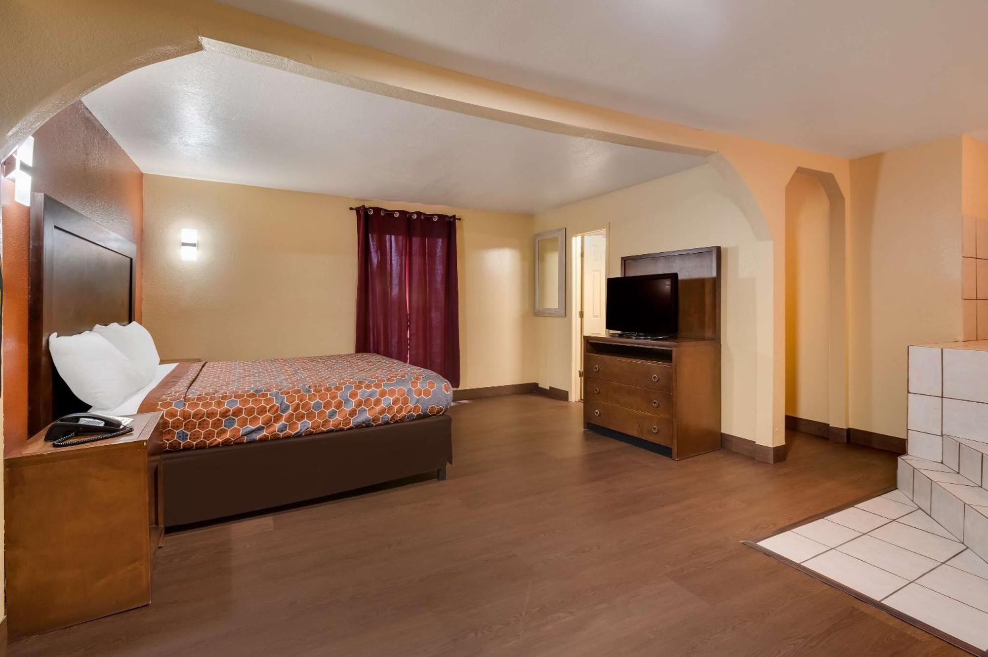 Hotel Rodeway & East