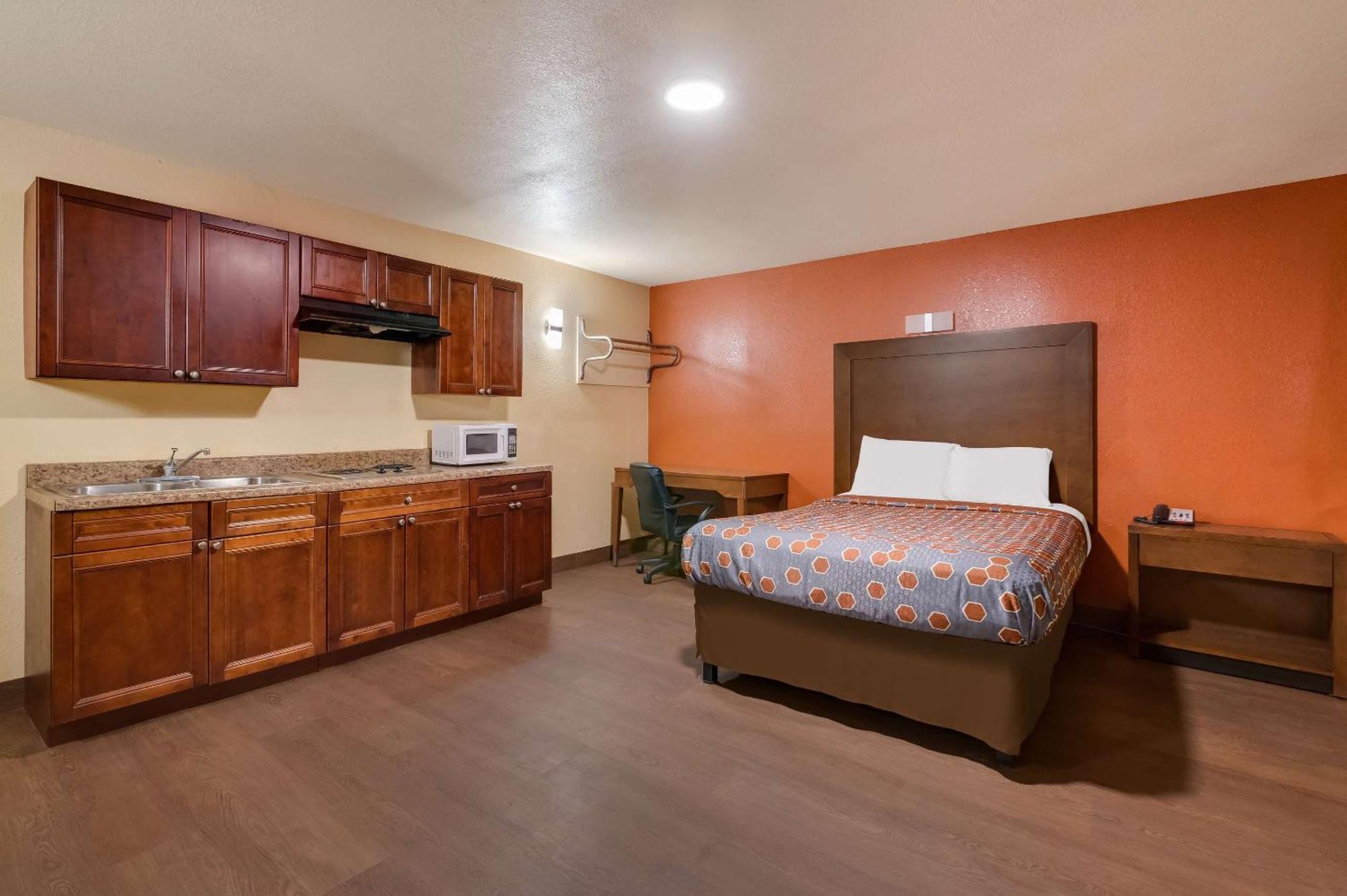 Rodeway & East Hotel *