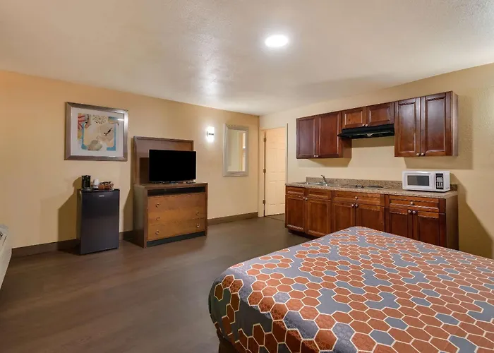 Rodeway Inn & Suites East