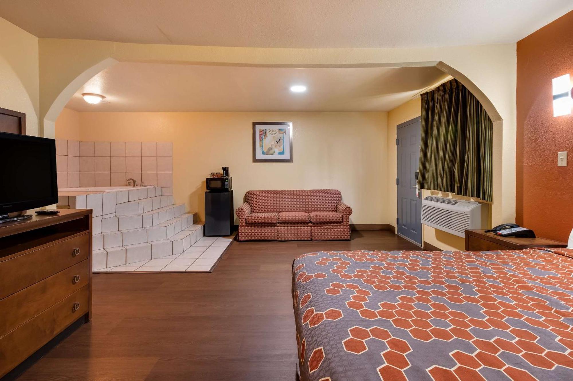 Rodeway & East Hotel